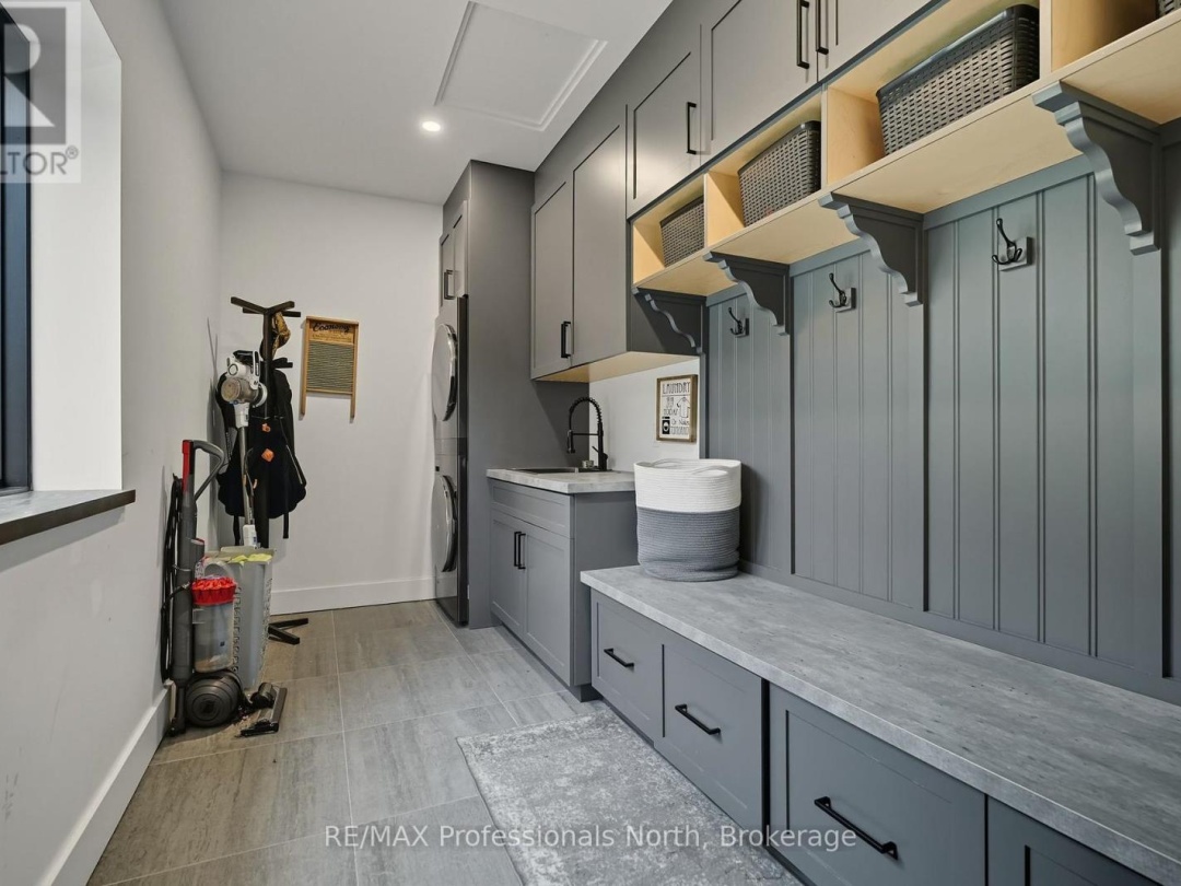 1064 NAISMITH ROAD, 