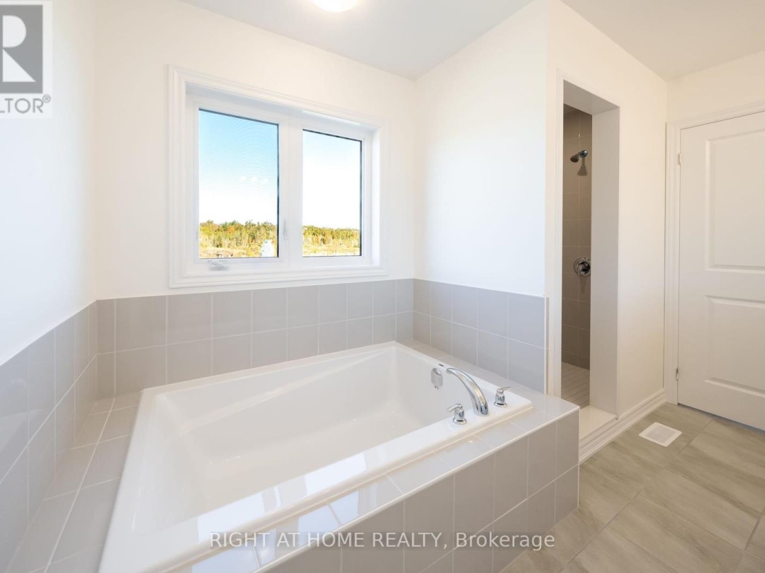 32 HILLCROFT WAY, 