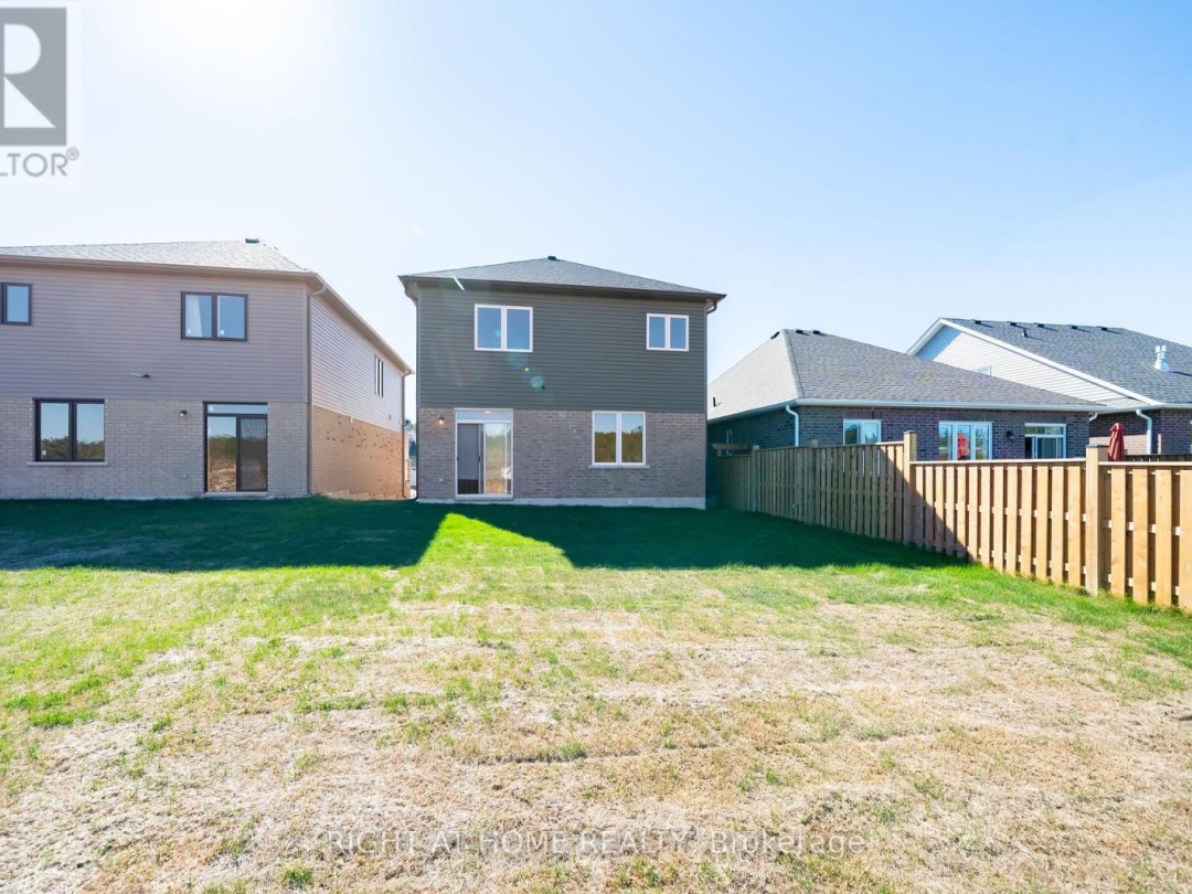 32 HILLCROFT WAY, 