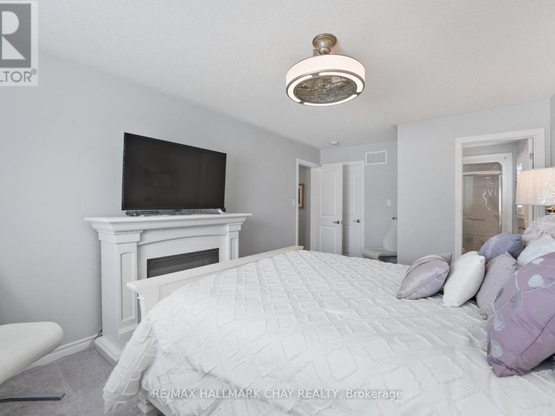 17 SOPHIE LANE S, 