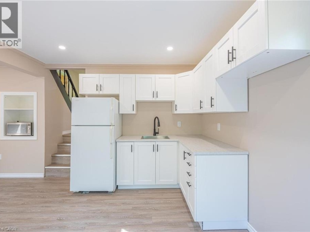 1044 ENGLISH Circle, 