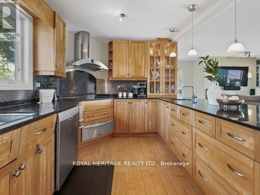 7 NORTH SERVICE ROAD, 