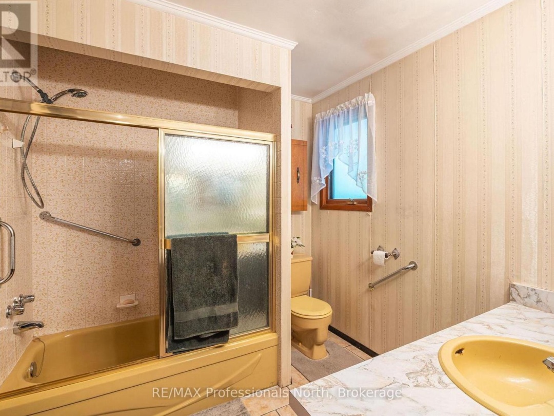 2499 KENNISIS LAKE ROAD, 