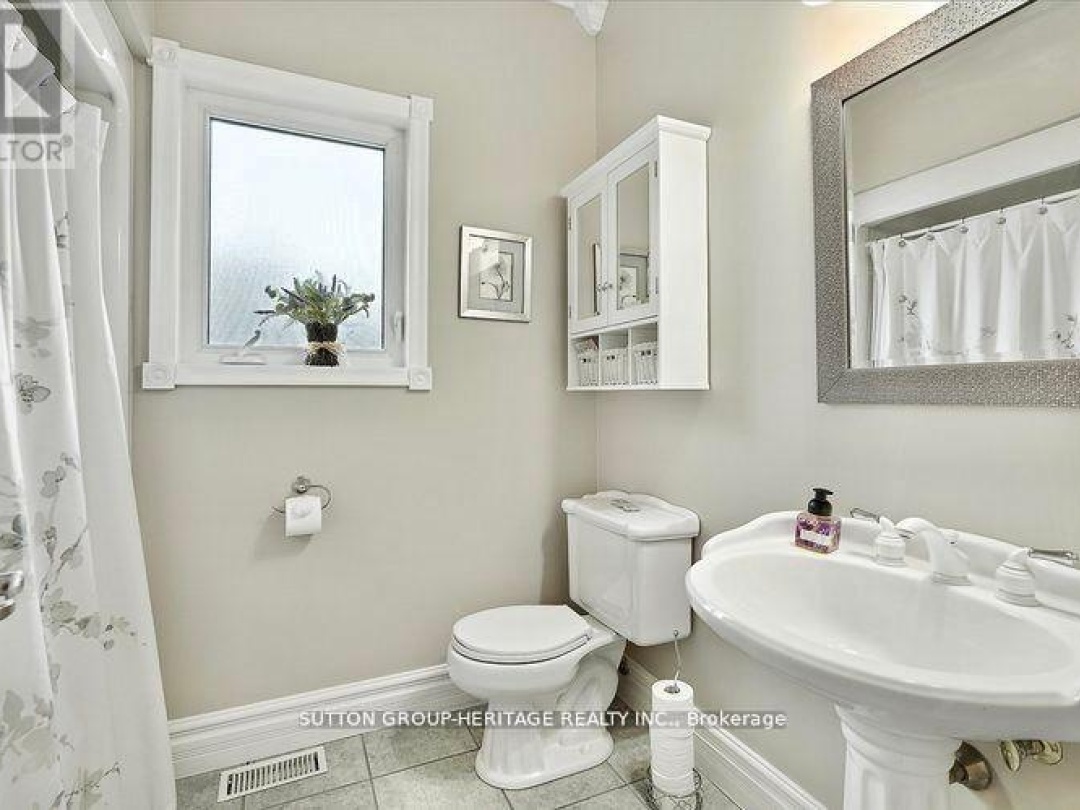 400 FRONT STREET W, Sturgeon Lake