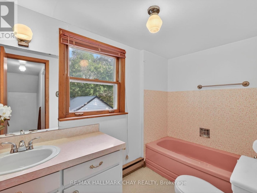18 NORTH STREET E, 