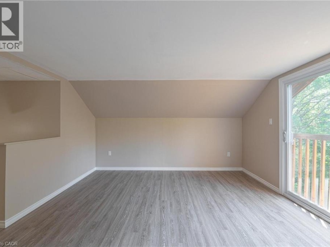 1044 ENGLISH Circle, 