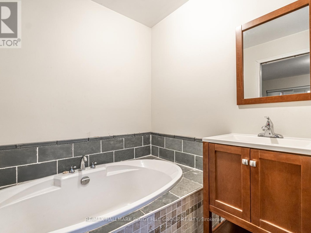4 CLOVER COURT, 
